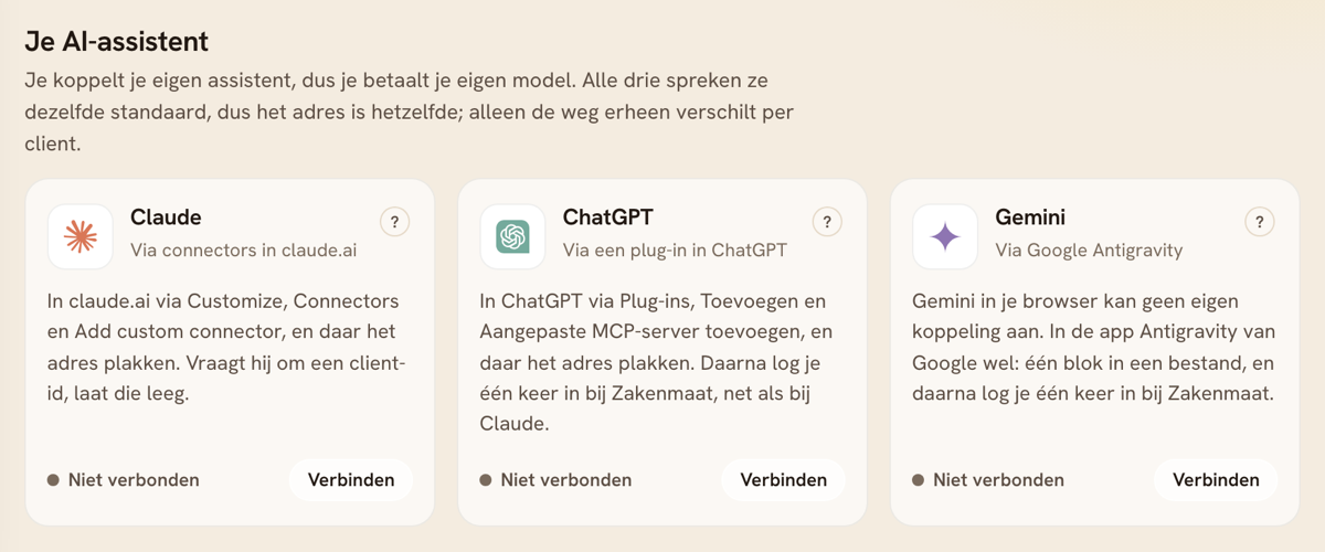 Het blok Je AI-assistent op Instellingen, Koppelingen, met drie kaarten naast elkaar voor Claude, ChatGPT en Gemini, elk met een korte uitleg, een status en een knop Verbinden.