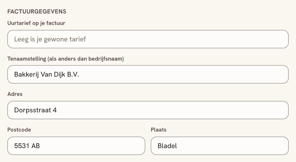 Het blok Factuurgegevens op het tabblad Gegevens van een klant, na Bewerken, met de velden Uurtarief op je factuur, Tenaamstelling, Adres, Postcode en Plaats.