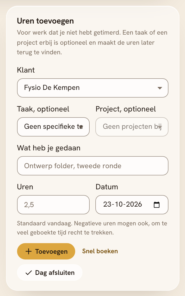 Het blok Uren toevoegen op Tijd, met de velden Klant, Taak optioneel, Project optioneel, Wat heb je gedaan, Uren en Datum, en daaronder de knoppen Toevoegen, Snel boeken en Dag afsluiten.