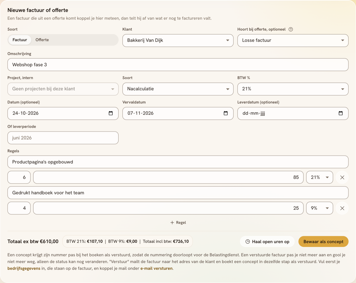 Het formulier Nieuwe factuur of offerte, ingevuld voor Bakkerij Van Dijk: bovenaan Soort, Klant en Hoort bij offerte, daaronder Omschrijving, Project, Soort, BTW en de datumvelden, dan twee regels met omschrijving, aantal, prijs en btw-tarief, de ene op 21 en de andere op 9 procent, en onderaan het totaal ex btw, de btw per tarief en het totaal incl btw, met de knoppen Haal open uren op en Bewaar als concept.